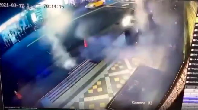 酒店门口的监视器随之曝光，男子在门口双手高举炸弹后吼叫「大家都闪开！」接着就将1枚炸弹丢在门口，炸弹随即炸出1个大火团，画面也被火光覆盖。（图／翻摄自爆料公社）
