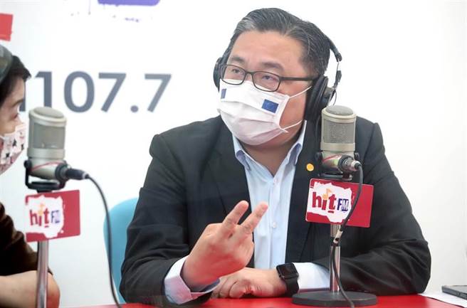 立法委員王定宇18日上電台接受訪問，再談自己與民進黨發言人顏若芳的租屋風波，強調房子有兩套衛浴設備。（鄭任南攝）