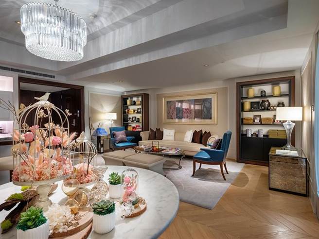 台北文华东方酒店推出「VALMONT扇悦之旅」联名住房专案，房内以永生花小花园妆点打造浪漫欧式氛围。（图／台北文华东方酒店提供）
