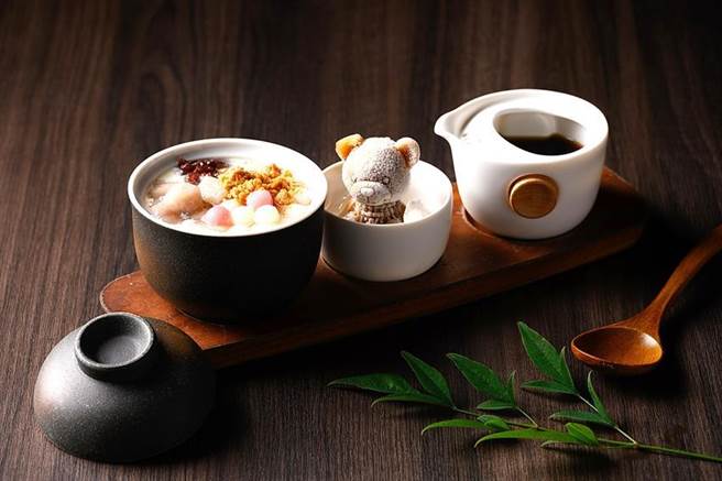 （礁溪寒沐酒店「川荟」中餐厅推新菜，消费者拍照打卡就送搭配小熊造型冰砖的「黑水豆花」。图／寒沐酒店提供）