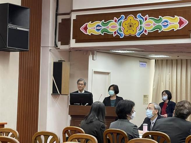 金管会主委黄天牧(左1)、保险局长施琼华(中)表示，最快下周旅行泡泡保单可出炉，4月1日旅平险一定买得到。（图／彭祯伶）
