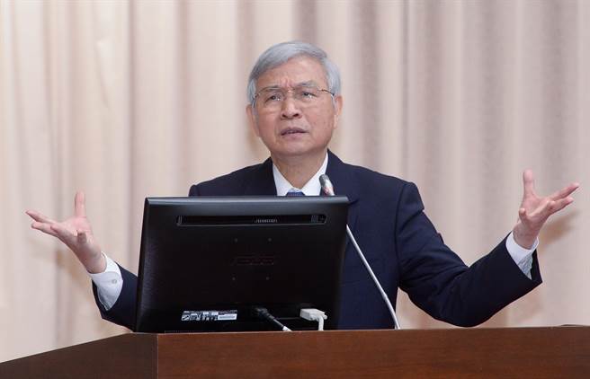 央行今(18)日下午将召第1季理监事会，市场关注五大重点。图为央行总裁杨金龙在在立法院财政委员会备询。(图／本报系资料照片)
