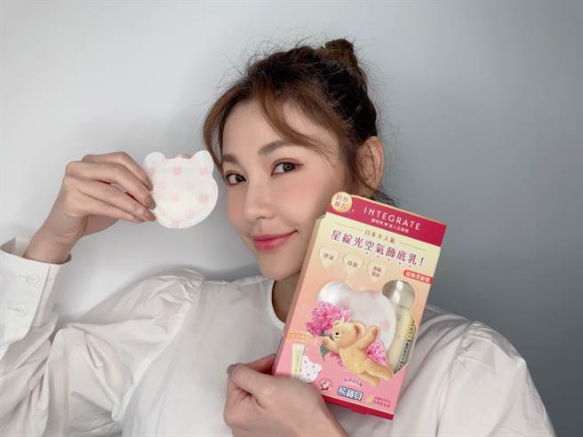 日系开架彩妆品牌INTEGRATE樱特芮将与熊宝贝跨界联名，推出超疗癒的「空气饰底乳香氛限定组」。（邱映慈摄）