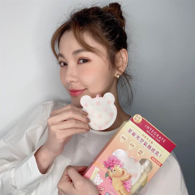 星绽光空气饰底乳能抑制肌肤泛油光、持妆长达12小时。（邱映慈摄）