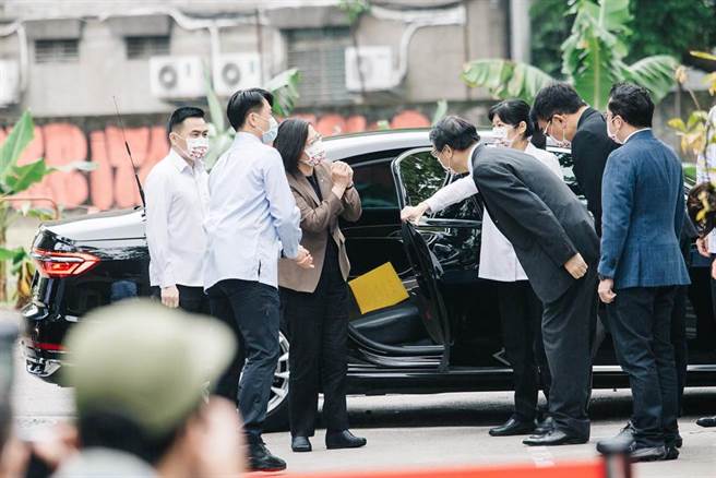 蔡英文總統（左三）18日前往於華山文創園區參訪「311十周年東北友情特展 」，由日本台灣交流協會代表泉裕泰（前右三）、文化總會秘書長林錦昌（前右二）陪同。(郭吉銓攝)