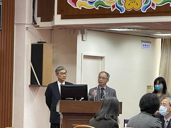 金管會主委黃天牧(左)與投審會執秘張銘斌(右)表示正在清查日盛金大股東是否是陸資，最快一、二個月內處理。（圖／彭禎伶）
