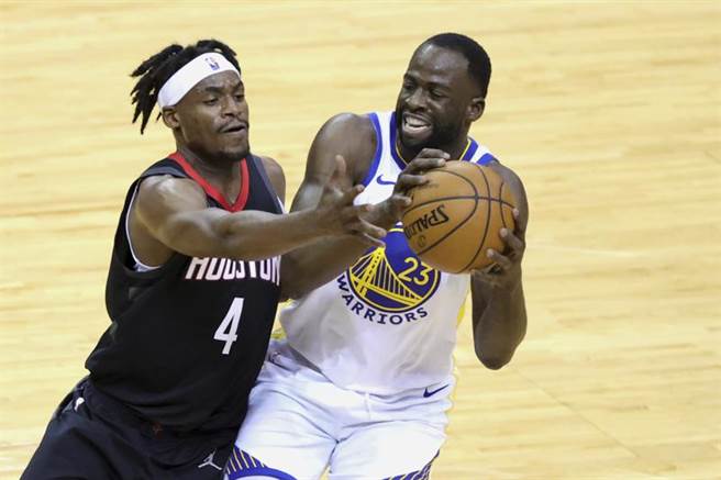 卓雷蒙格林繳出大三元成績單，幫助勇士客場擊潰火箭，送給對手18連敗。(美聯社)