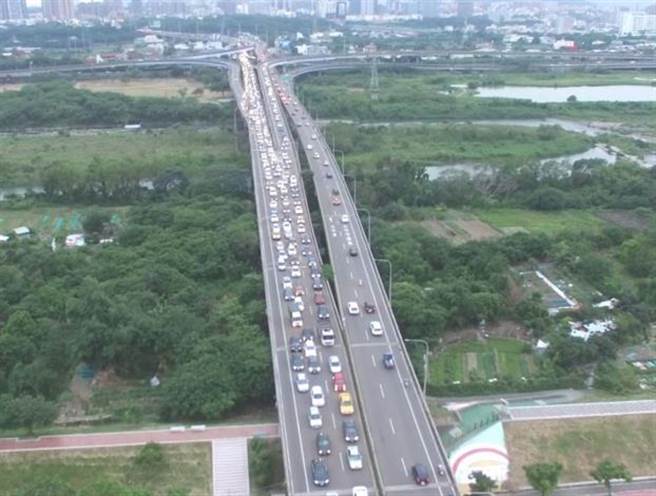 經國橋為新竹縣、市連接的重要道路，為了解決交通壅塞狀況，新竹縣政府提出改善計畫，20日將舉辦說明會。（新竹縣政府提供／莊旻靜新竹傳真）