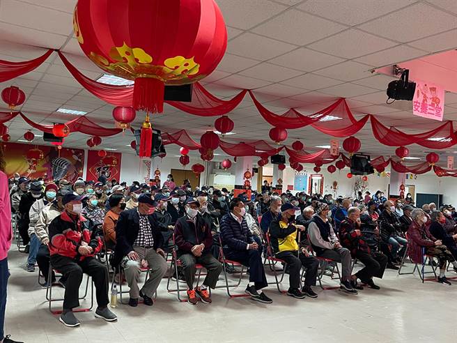 八德榮家500位住民齊聚一堂迎接疫情趨緩後首場演唱會活動。(圖/旺旺文教基金會提供)