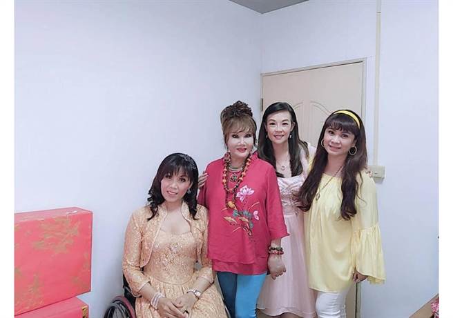 出席活動演唱藝人(左起)文倩、澎澎、胡藝芬、凃佩岑。(圖/旺旺文教基金會提供)