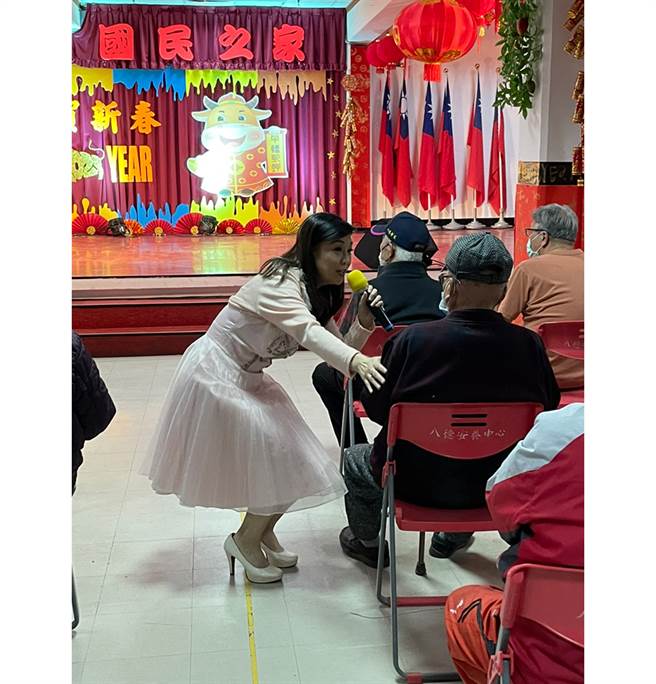 素有台灣好媳婦的民歌手胡藝芬柔情似水的歌聲讓伯伯們陶醉不已。(圖/旺旺文教基金會提供)