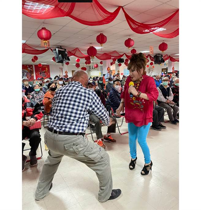 昔日秀場天后澎澎載歌載舞與8、90歲住民歡唱共舞。(圖/旺旺文教基金會提供)