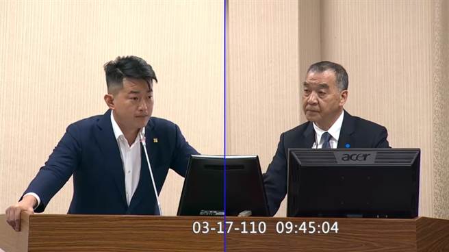 基进党立委陈柏惟（左）17日在立法院外交及国防委员会上，质询国防部部长邱国正（右）。（图／翻摄自立法院官方网站）
