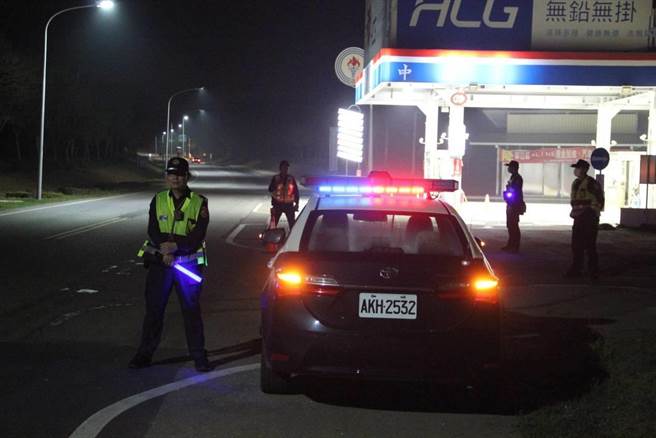 金門警方連日來取締飆車，民眾普遍叫好，肯定夜間安靜許多，希望攔檢勤務持續下去。（警方提供）