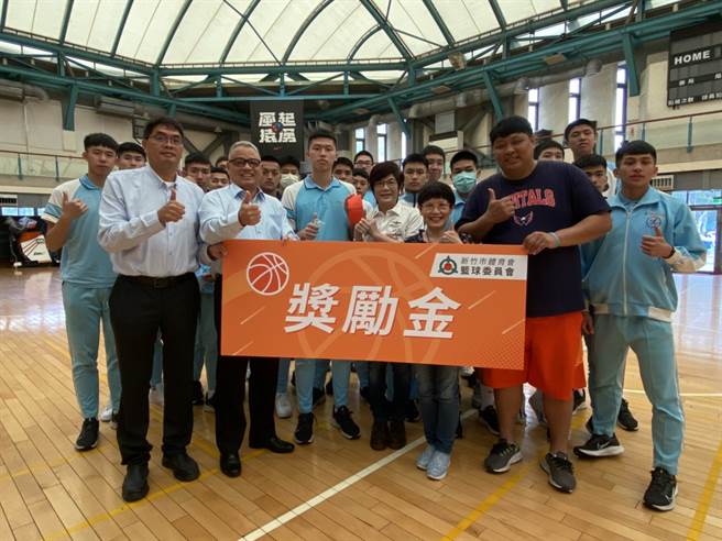 图为林耕仁议员参与球赛，支持学子致力运动项目精进。（图：资料照片）