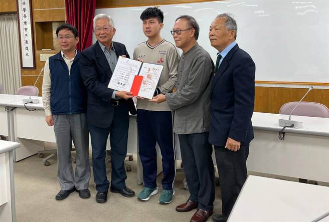 校友教育基金會董事長張祖恩及校友會理事長洪瑞彬、理事長賴本智特地頒贈獎學金嘉勉台大醫學蔡睿哲。（彰化高中提供／吳敏菁彰化傳真）