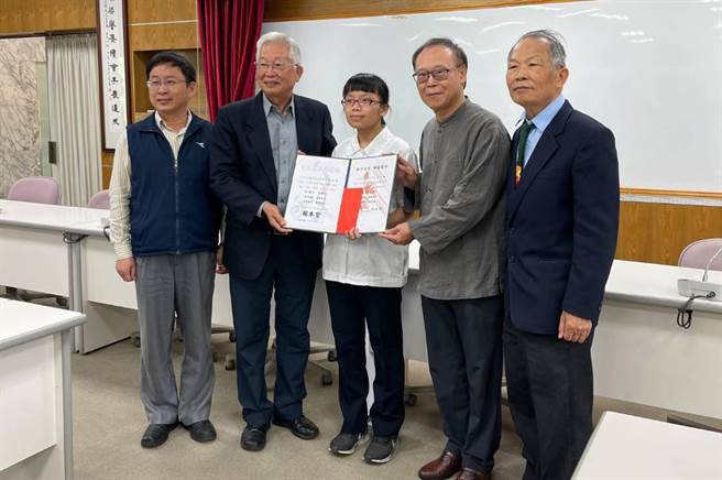 校友教育基金會董事長張祖恩及校友會理事長洪瑞彬、理事長賴本智特地頒贈獎學金嘉勉台大台大電機黃政雅。（彰化高中提供／吳敏菁彰化傳真）