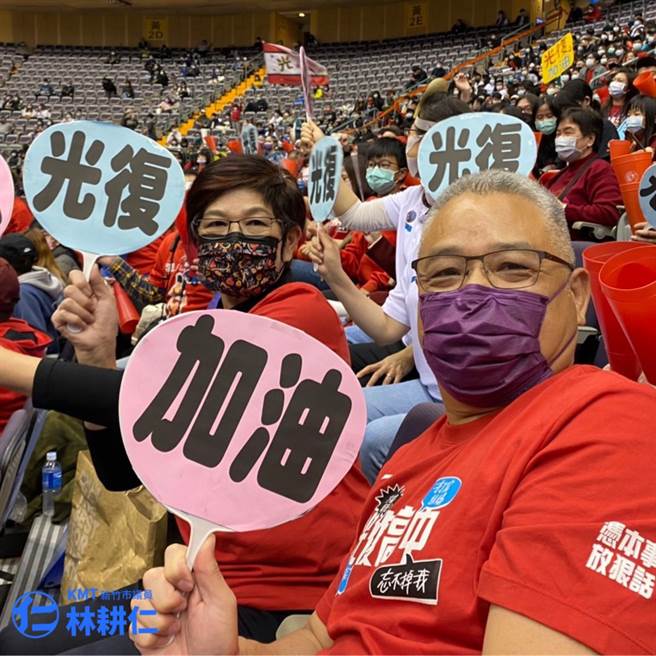 图为林耕仁议员参与球赛，支持学子致力运动项目精进。（图：资料照片）