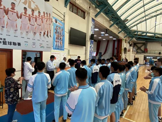 图为林耕仁议员参与球赛，支持学子致力运动项目精进。（图：资料照片）