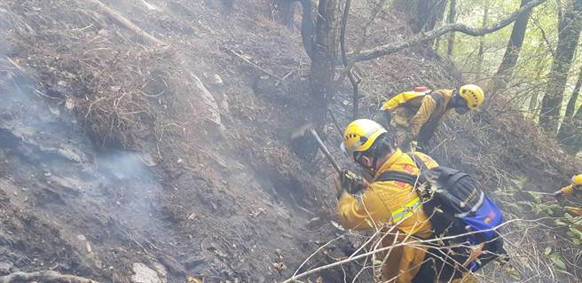 東勢林管處森林護管員日前穿梭在煙霧瀰漫的火場。（東勢林管處提供／王文吉台中傳真）
