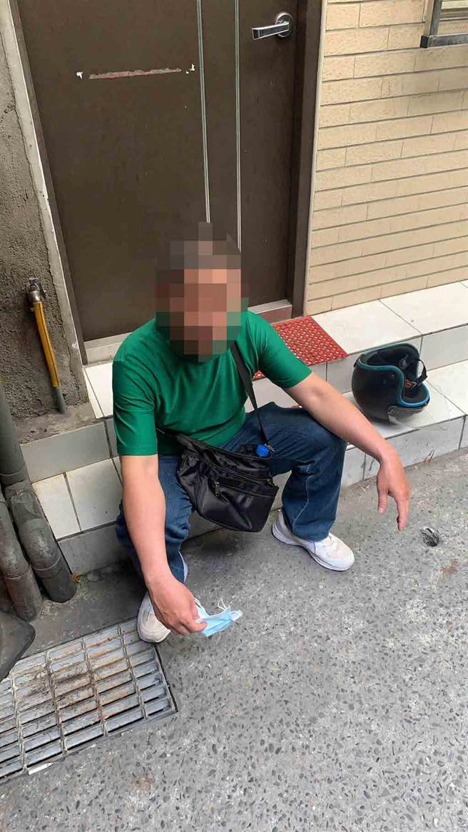 中午12时许，警方在中和区和平街拦截到该车，现场逮捕1名嫌犯，现正扩大侦办中。(翻摄照片／戴上容新北传真)