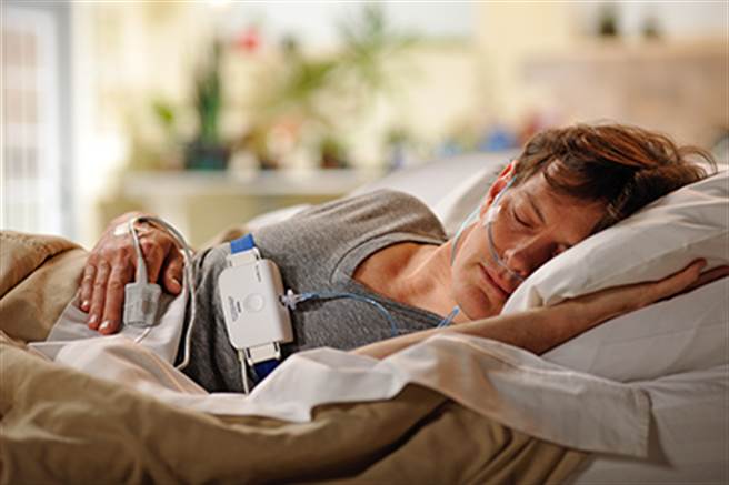 受疫情影响，民眾到医院就诊意愿大降，医师建议民眾不妨选择居家睡眠检测，了解日常的睡眠品质状态。(图/飞利浦提供)