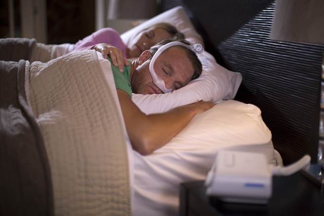 医师表示，睡眠为个人健康的重要支柱与根基，睡眠品质不佳将直接影响免疫能力，提升多种疾病风险，如遇睡眠问题，最好尽速谘询专业医师协助。(图/飞利浦提供)