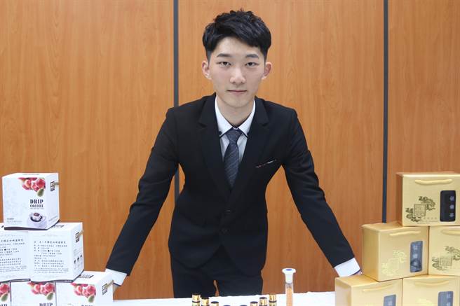 弘光科技大学食科系大三学生郭力玮，研发保健茶饮产品，创业当生技老板。（王文吉摄）