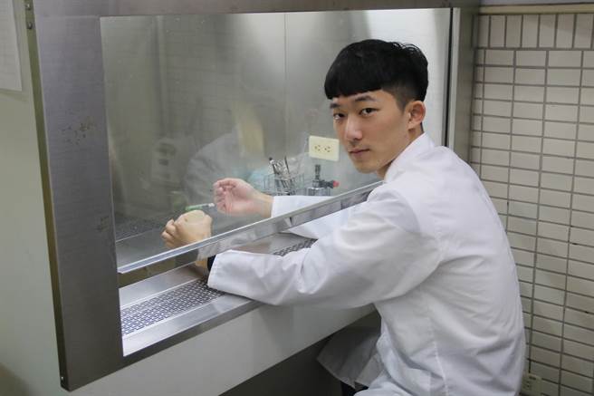 弘光食科系大三学生郭力玮，研发保健茶饮产品，创业当生技老板。（王文吉摄）