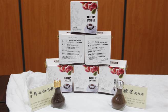 弘光食科系大三生郭力玮研发牛樟等保健茶饮产品。（王文吉摄）