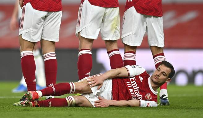 兵工厂后卫Cedric Soares横躺阻挡对手的自由球。（美联社资料照）