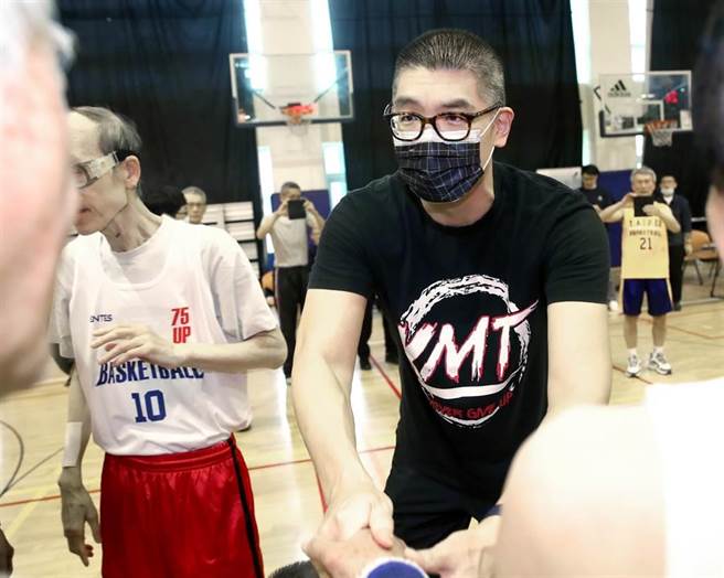 国民党智库副董事长连胜文18日出席老马公益篮球表演赛，与参赛的长者握手致意。（郑任南摄）