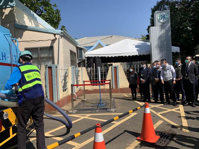 因應水情嚴峻，新竹市長林智堅（右三）18日宣布成立「抗旱節水大隊」，以民生節水5％、企業節水10％為目標努力。（陳育賢攝）