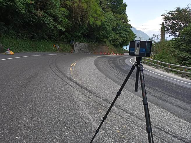 事故現場的路面留有長長的煞車痕，直接通向遊覽車撞上山壁之處。（胡健森攝）