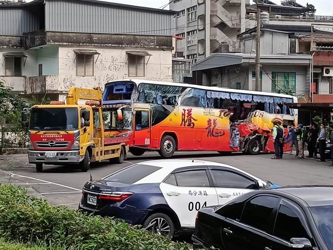 檢、警及運安會、廠商人員17日登上發生事故的遊覽車，拆解、勘驗車上的關鍵零件，要找出肇 事原因。（胡健森攝）