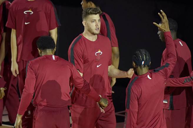 NBA熱火中鋒雷納德因在直播中冒出歧視性字眼，遭聯盟禁賽、罰款。(圖/美聯社)