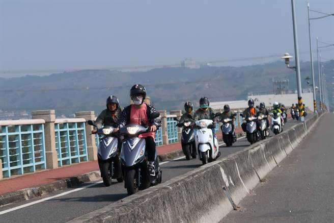 弘道老人福利基金会举办「不老骑士为爱千里」，18日清晨由知名歌手卢广仲领骑，与28位平均72岁的弘道长辈，从台中市出发，骑乘机车一路往南。(弘道提供／吴建辉彰化传真)