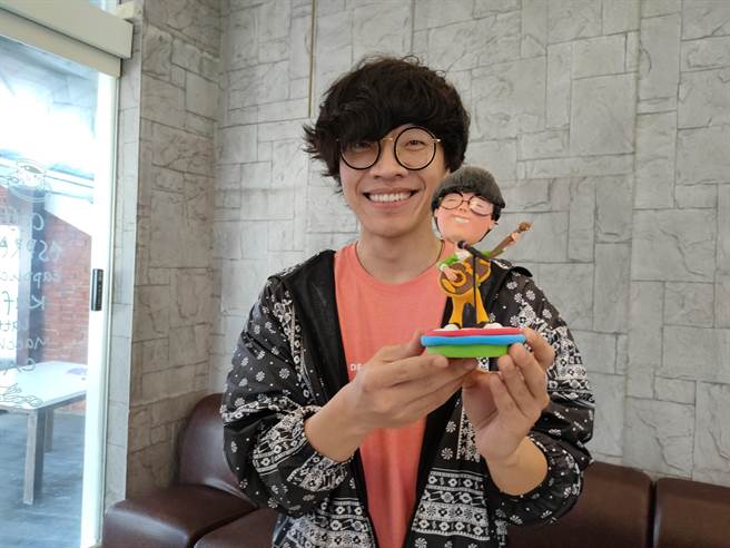 担任弘道老人公益大使的卢广仲，除了在此休息午餐外，也体验捏麵人DIY，更获赠巫家捏麵馆老板制作的客制化捏麵人，让卢广仲又惊又喜。(吴建辉摄)