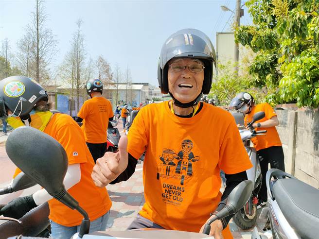 参与环岛高龄88岁的蔡荣堃，这是他第三次参加不老骑士环岛，他说年轻时就曾经环岛，现在虽然人老了，但心不老，鼓励所有「年轻」人，不管几岁都要勇于追梦。(吴建辉摄)