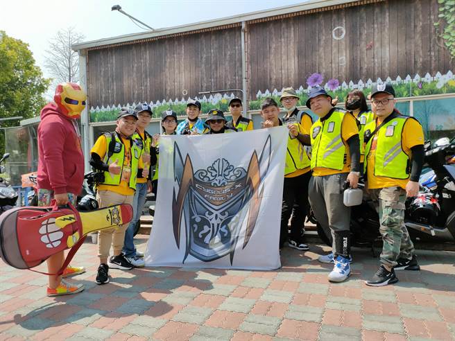  责交管的「劲战骑士俱乐部」，将全程陪同长辈们完成10天环岛的行程，知名网红含羞草日记「战神骏」(右3)也是其中一员。(吴建辉摄)