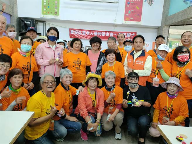 所有长辈开心与弘道公益大使卢广仲合影。(吴建辉摄)