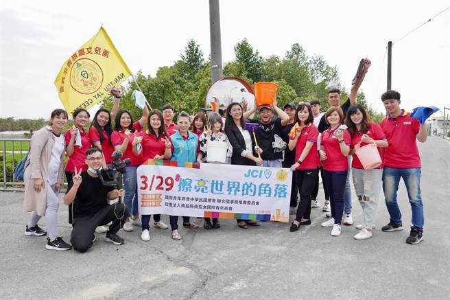 立法委员许淑华（中）号招含羞草日记的网红成员，一齐擦亮草屯镇的反光镜，响应国际青商会「擦亮世界的角落」活动。（许淑华服务处提供／黄立杰南投传真）