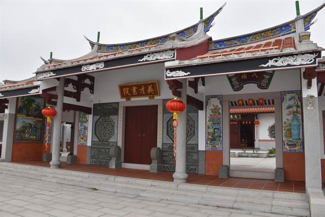 后龙英才书院造型典雅，是苗栗县鼓励文风的重要象徵之一。（谢明俊摄）