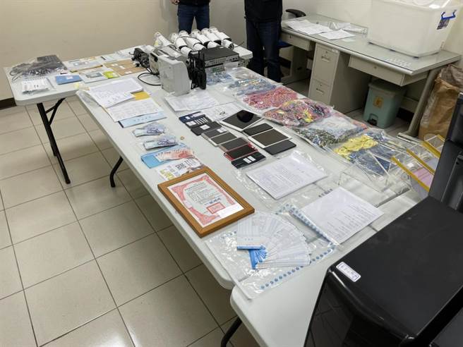 南投县▲警方查扣电脑主机、笔记型电脑、手机、监视器、工作守则、现金8万6700元及赌博筹码等相关不法赌博证物。（南投县警察局提供／黄立杰南投传真）