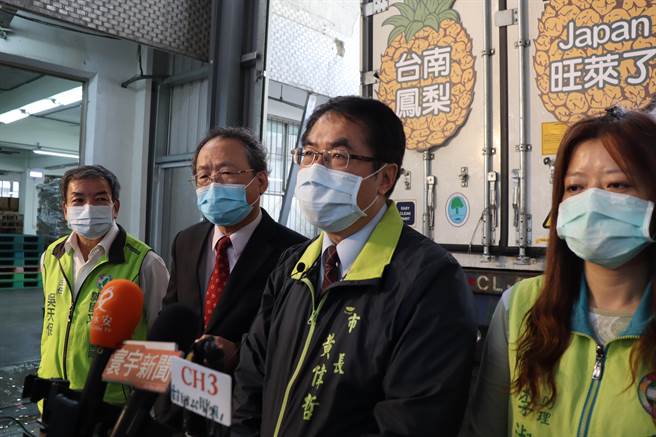 全台上百民眾為吃免費壽司改名，黃偉哲（右二）嘆「鮭」去來兮。（劉秀芬攝）