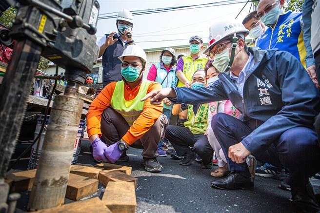 環保團體指高雄市林園、大寮區是全台空氣污染最嚴重，市長陳其邁（右）強調高雄前20大汙染源投資改善設備高達621億元。（袁庭堯攝）