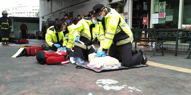 驗收新進人員受訓成果。（新北市消防局提供）