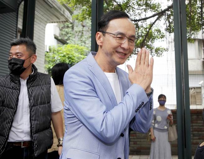 国民党前主席朱立伦（中）18日偕同创办的银光协会与24个公益组织，举行结盟仪式，解决高龄照护与居住问题，朱下周并展开下乡活动，被视为参选党主席的起手式，会后被问及是否认同智库副董事长连胜文抛出的「专职党主席」，朱表示，他不必为自己设框架，也不必为他人设限。（张铠乙摄）