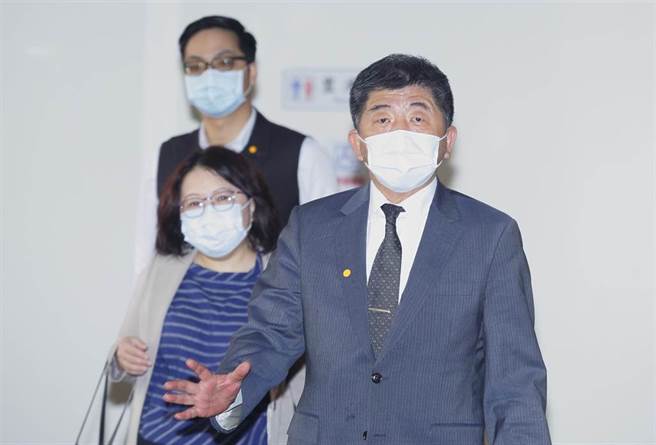 首批11.7万剂AZ疫苗日前完成检验，食药署着手展开封缄流程。中央流行疫情指挥中心指挥官陈时中（右）也宣布，2天内疾管署将召开专家会议，讨论接种方式、适应症等，陈18日进一步表示，预计明日就会开会，做出完整的决定。（张铠乙摄）
