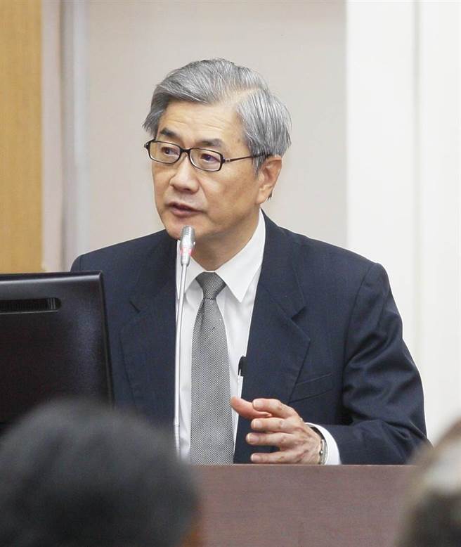 繼純網路銀行後，下一步可能是純網路保險公司？金管會主委黃天牧（如圖）18日透露，已委外研究開放純網路保險公司的可行性，預計今年6、7月完成報告，會綜合各界意見決定是否進一步開放，黃表示「網路保險保費會比較低廉，金管會希望讓民眾買到需要的保單」。（張鎧乙攝）